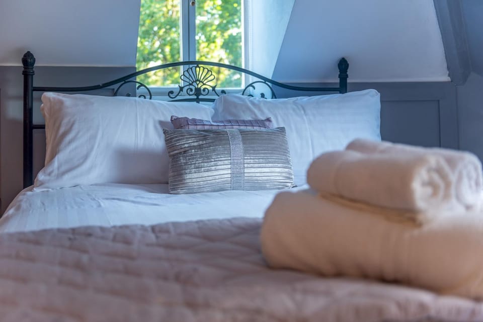 Bed, Other, Photo of the whole room, Bedroom, towels