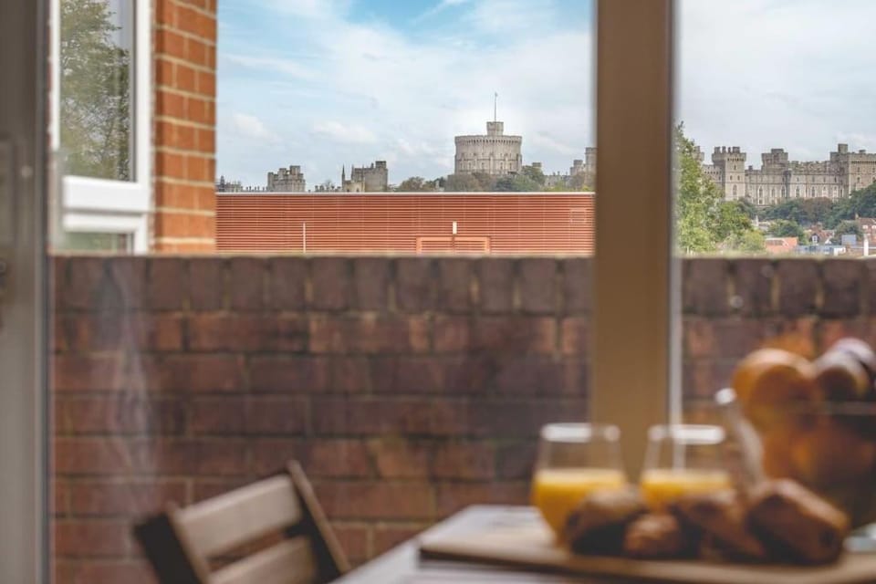 3Bed, 2Bath Penthouse Near Windsor & Long Walk - By Tempstay Apartment in Windsor
