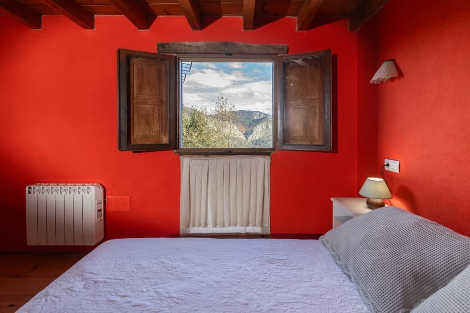 Bed, Bird's eye view, Photo of the whole room, Bedroom