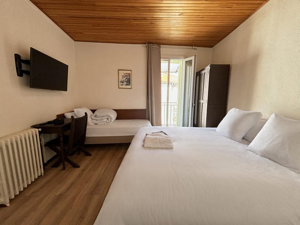 Bed, TV and multimedia, Photo of the whole room, Bedroom, internet, towels