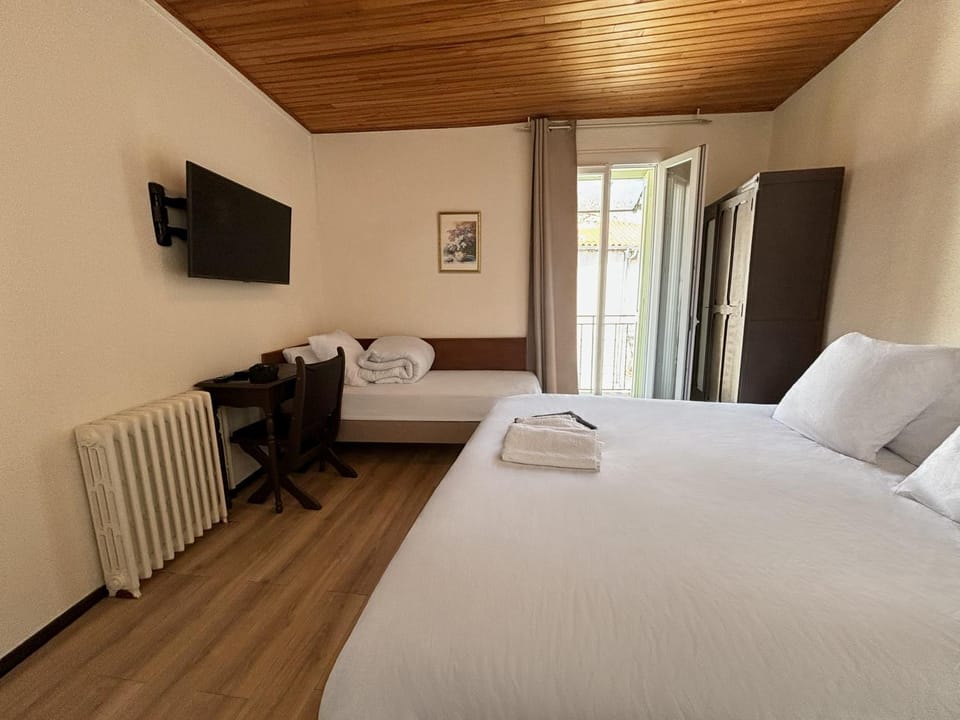 Bed, TV and multimedia, Photo of the whole room, Bedroom, internet, towels