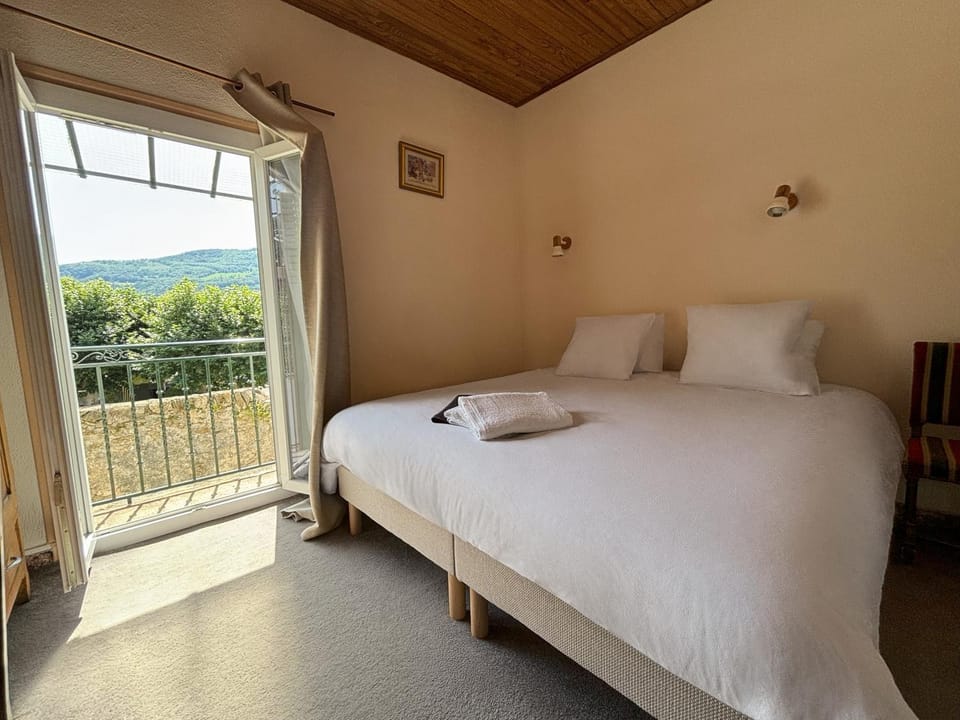 Bed, Natural landscape, Photo of the whole room, Bedroom, Mountain view, towels