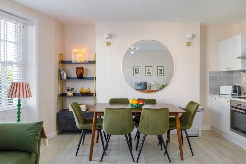 The Chic Coastal Retreat - 3BD Apartment in Brighton