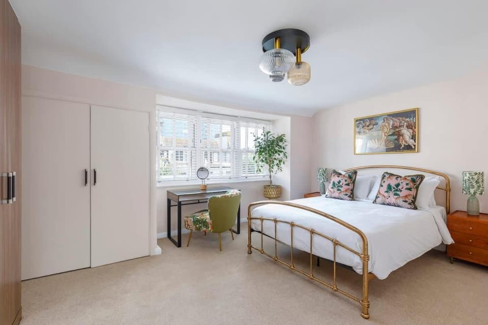 The Chic Coastal Retreat - 3BD Apartment in Brighton
