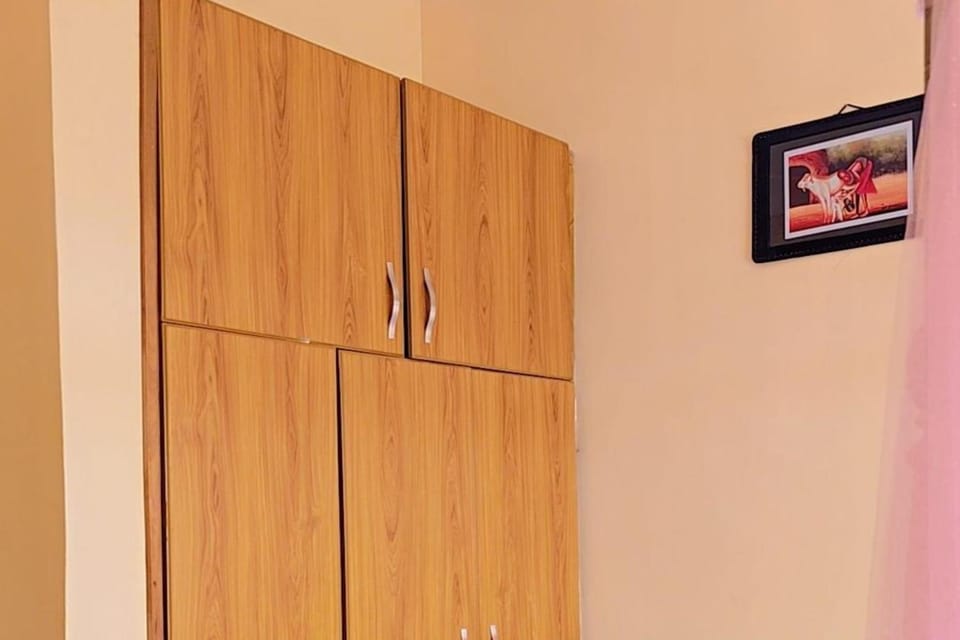 Apt - Sleeps 2 - Parking - Pets Ok Apartment in Kampala