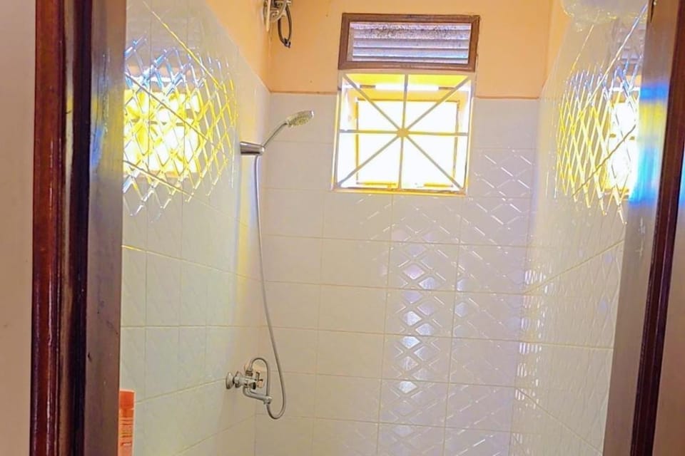 Apt - Sleeps 2 - Parking - Pets Ok Apartment in Kampala