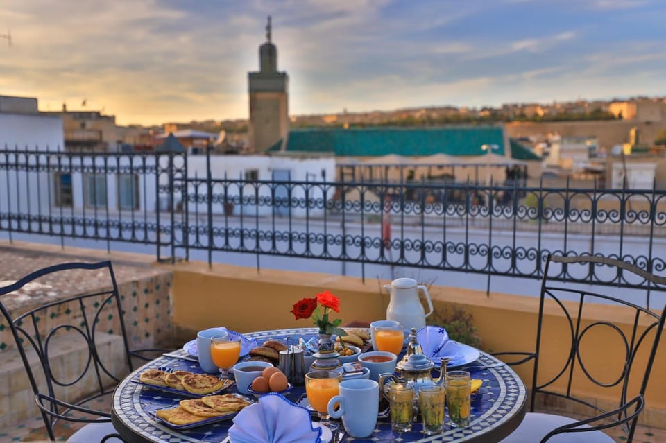 Restaurant/places to eat, Day, View (from property/room), Balcony/Terrace, Food and drinks, City view, Continental breakfast