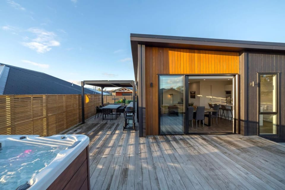 Luxe on Burgundy, Martinborough House in Martinborough