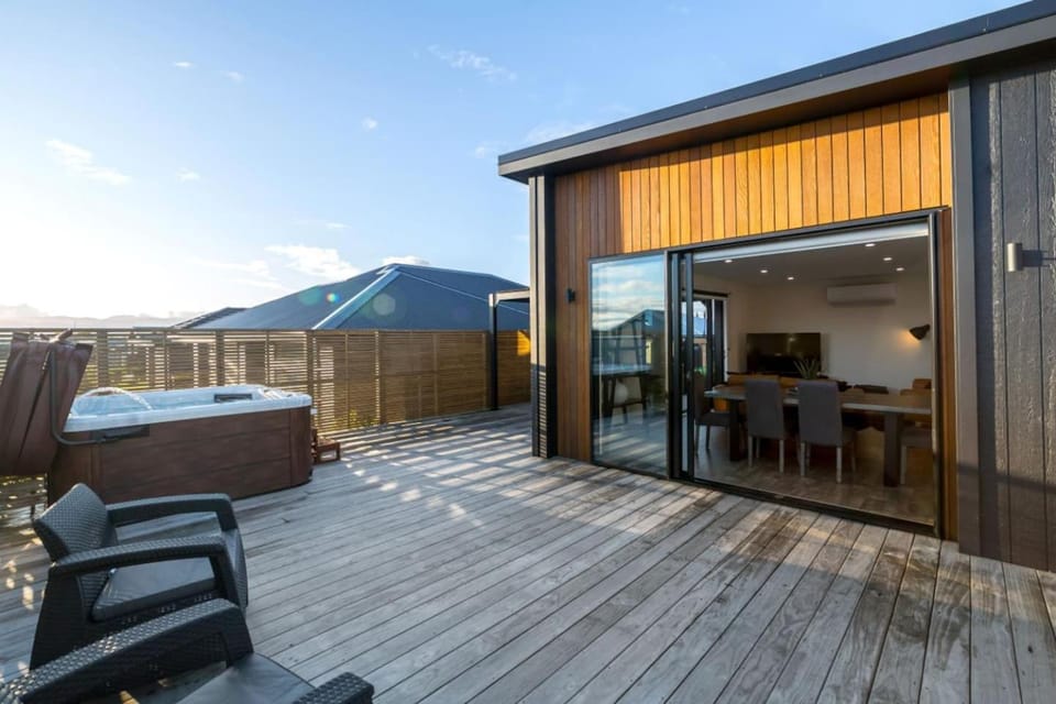 Luxe on Burgundy, Martinborough House in Martinborough