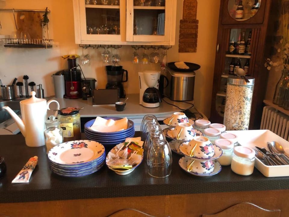 Buffet breakfast, Internal: Not applicable to any particular room