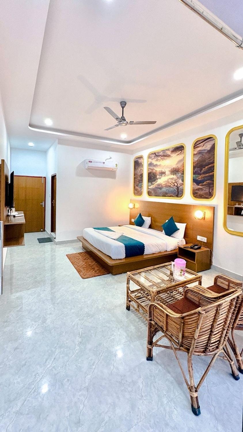 Bed, Photo of the whole room, Seating area, Bedroom