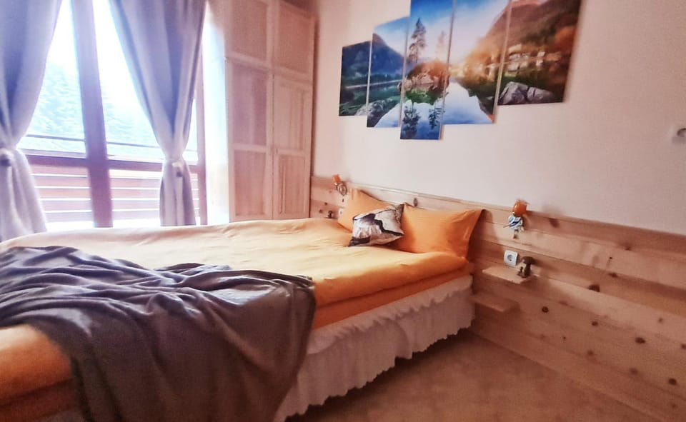 Bed, Photo of the whole room, Seating area, Bedroom