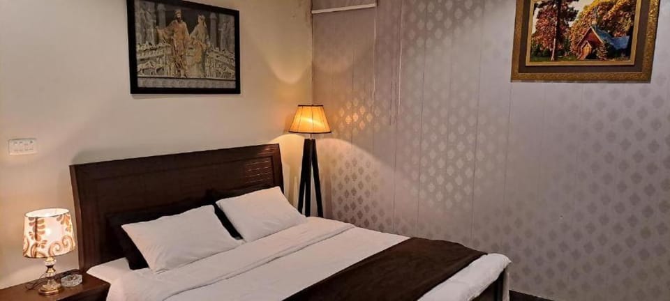 New Royal Guest House Hotel in Karachi