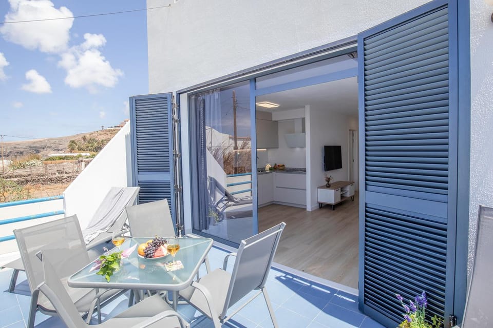 Facade/entrance, Balcony/Terrace