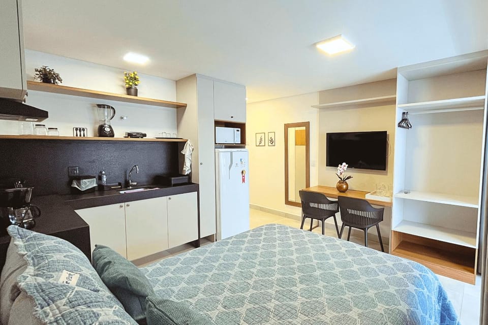 Bed, TV and multimedia, Kitchen or kitchenette, Photo of the whole room, Seating area, Dining area, Bedroom, Area and facilities, stove