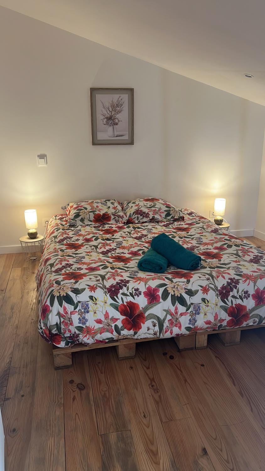 Bed, Photo of the whole room, Bedroom