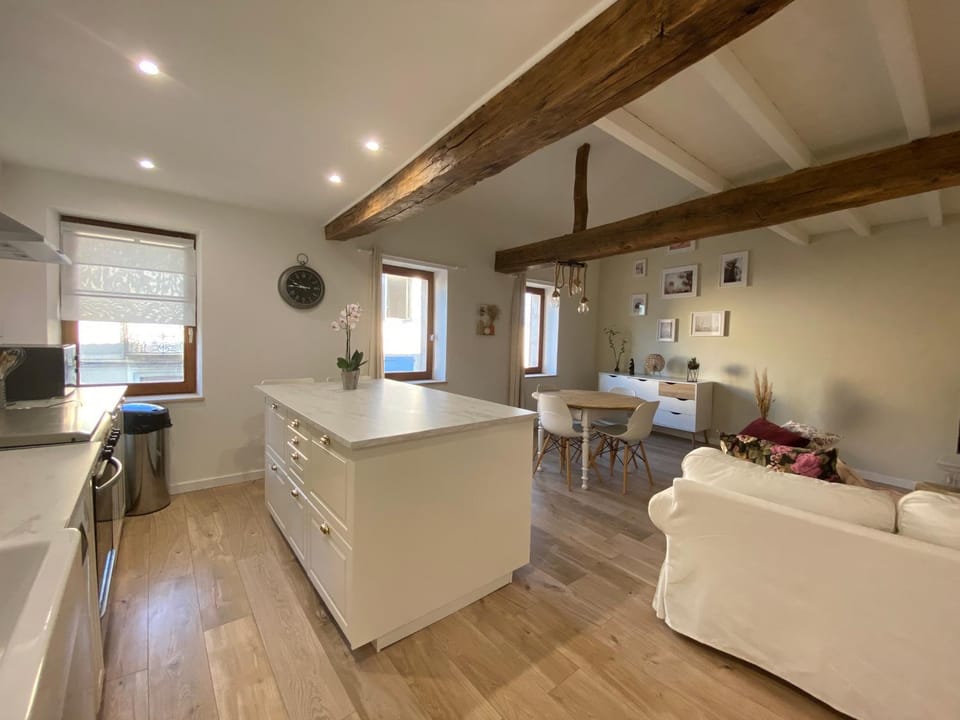 Kitchen or kitchenette, Dining area, pet friendly