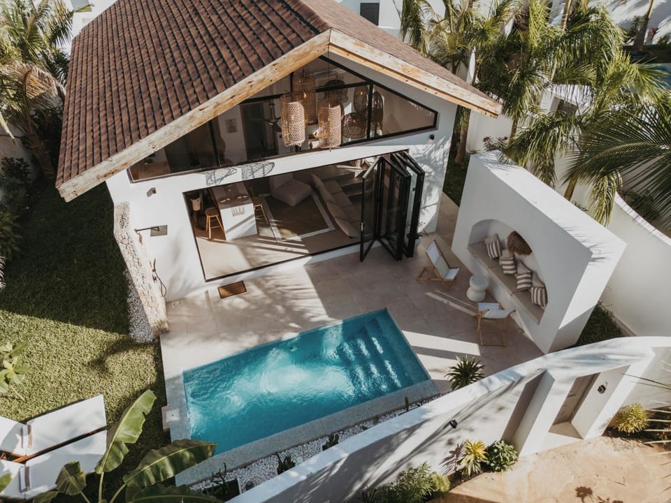 Property building, Garden, Balcony/Terrace, Swimming pool