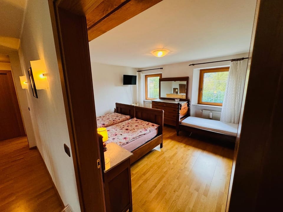 Bed, TV and multimedia, Photo of the whole room, Bedroom, wardrobe