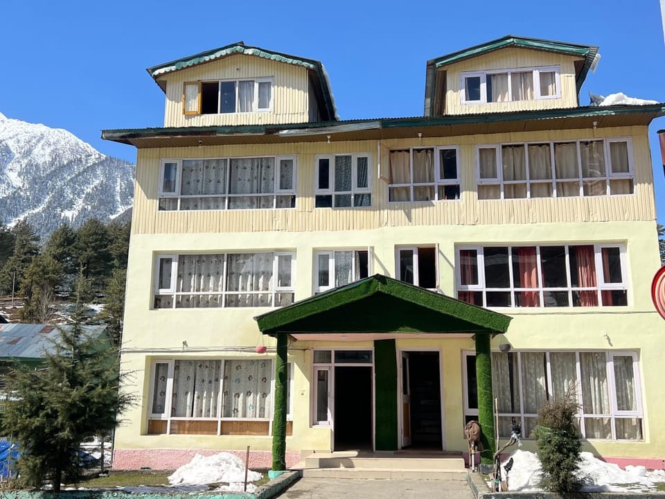 New snow view resort pahalgam Bed and Breakfast in Punjab