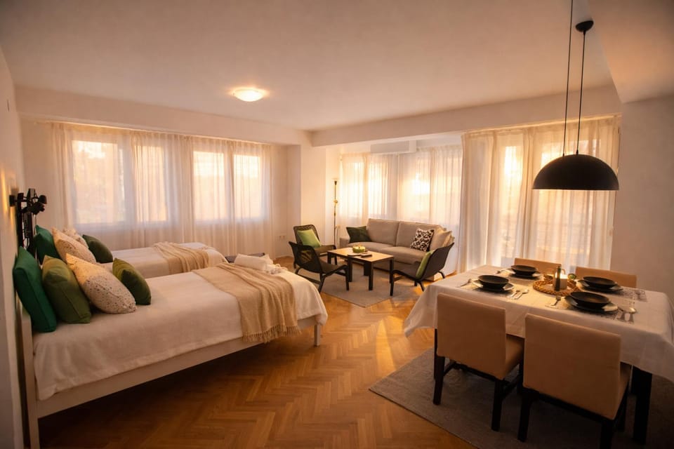 Bed, Living room, Food and drinks, Photo of the whole room, Seating area, Dining area, Bedroom, Food