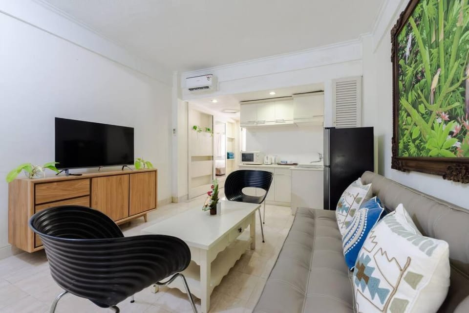 TV and multimedia, Living room, Seating area, air conditioner