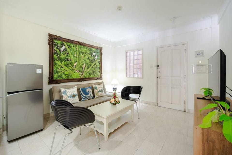 Communal lounge/ TV room, TV and multimedia, Living room, Seating area, Dining area