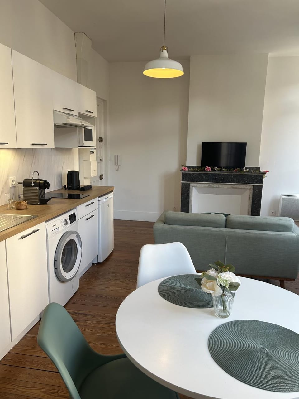 TV and multimedia, Kitchen or kitchenette, Living room, Dining area