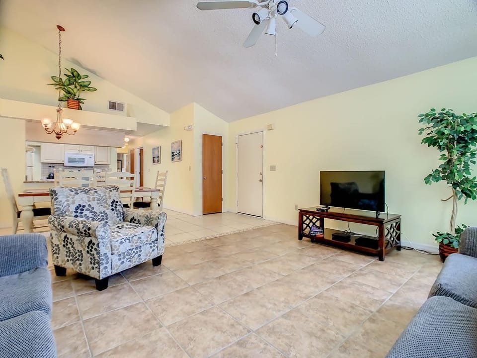 Quaint Getaway! 3 Bedroom Condo Near Disney Parks! Apartment in Osceola County