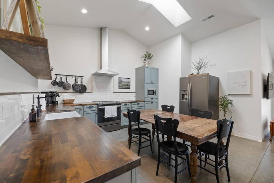 Kitchen or kitchenette, Living room, Seating area, Dining area, dishwasher, stove