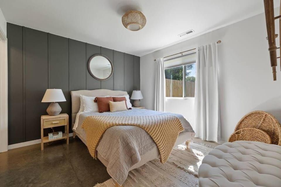 Bed, Photo of the whole room, Bedroom
