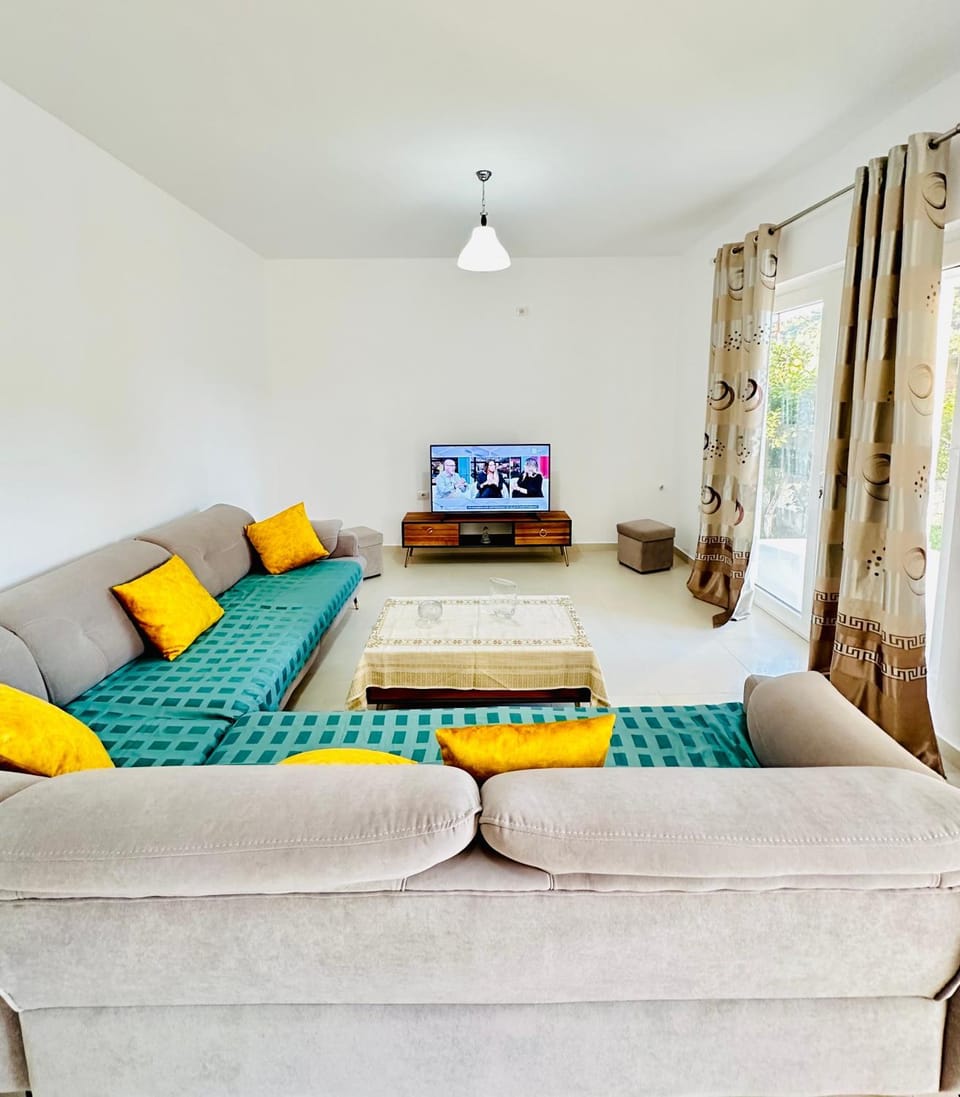 Communal lounge/ TV room, TV and multimedia, Living room, Evening entertainment