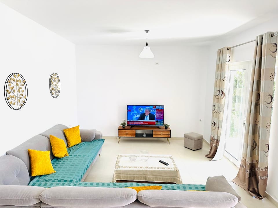 Communal lounge/ TV room, TV and multimedia, Living room, Seating area, Evening entertainment