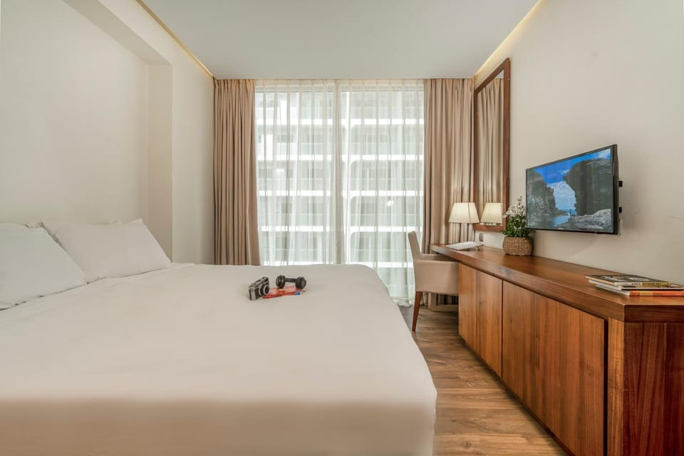 Bed, TV and multimedia, Photo of the whole room, Bedroom, hair dresser