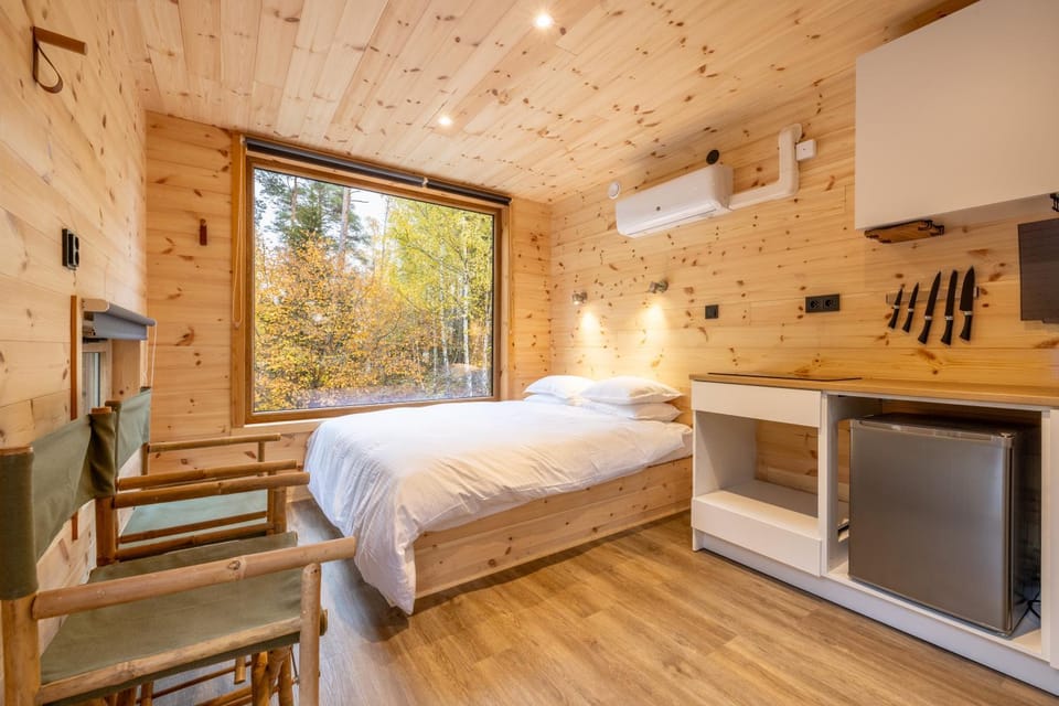 Photo of the whole room, Bedroom