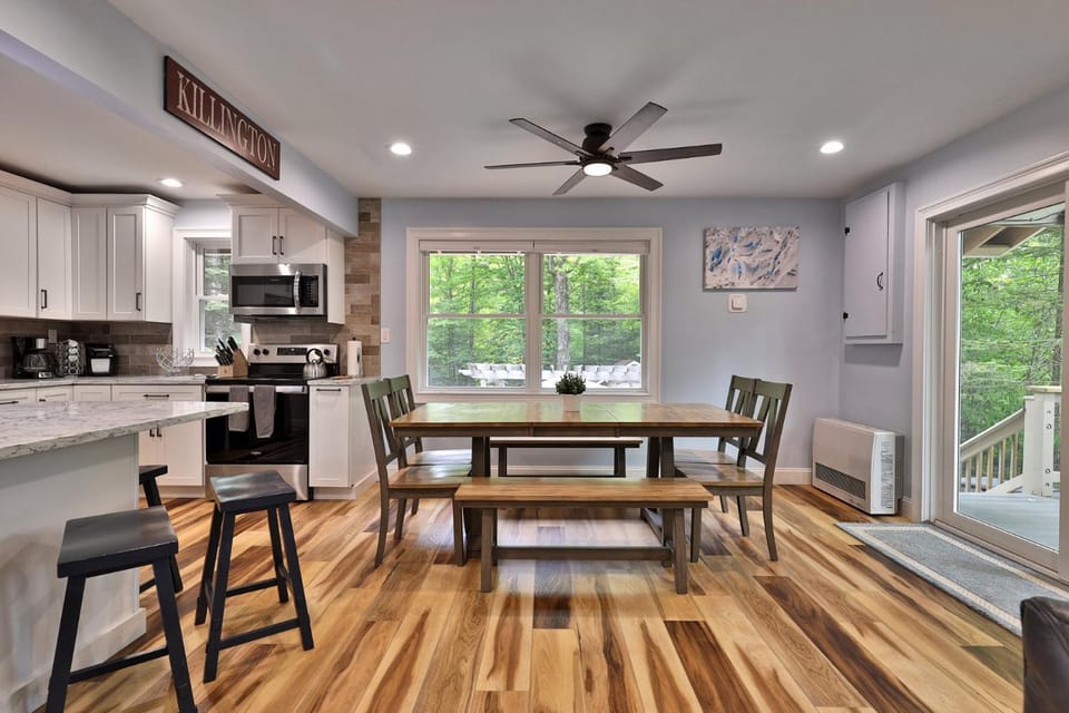 Kitchen or kitchenette, Dining area