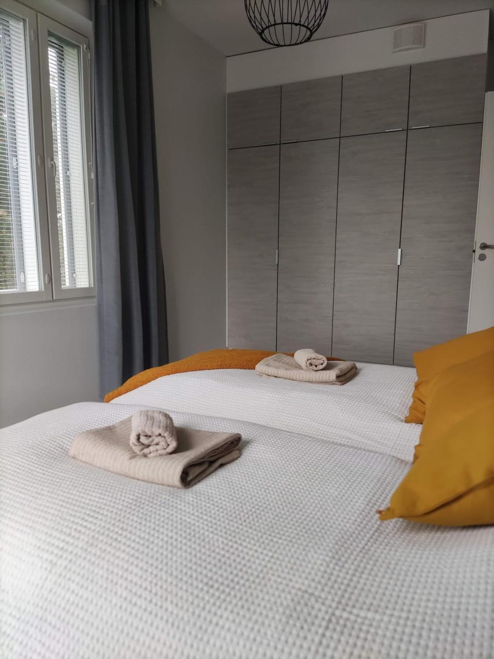 Bed, Photo of the whole room, Bedroom, storage, towels