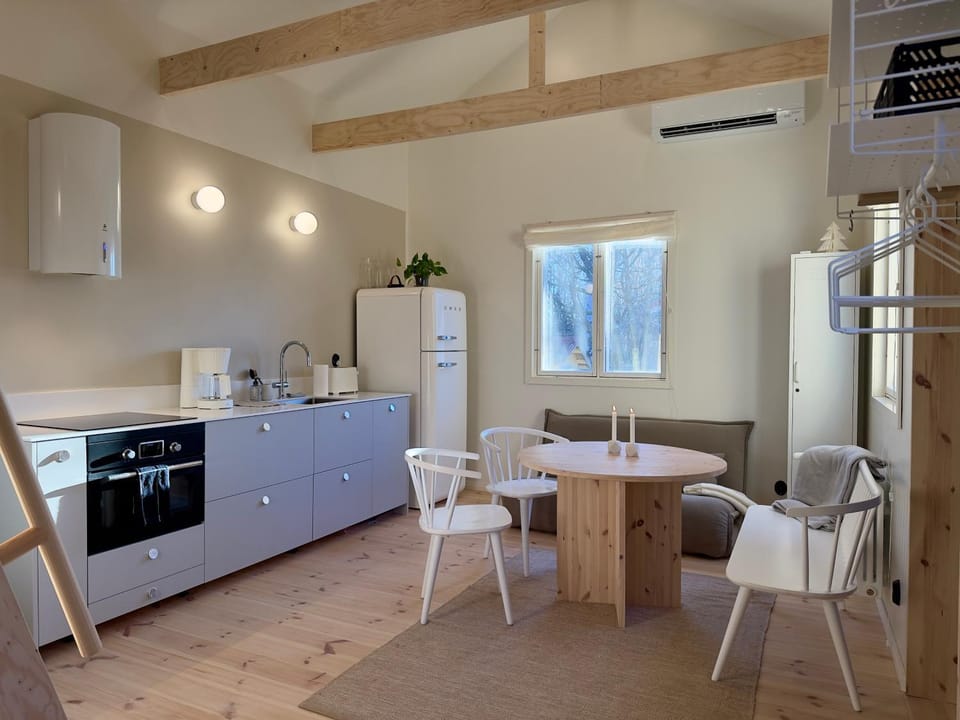Coffee/tea facilities, Kitchen or kitchenette, Living room, Seating area, Dining area, dishwasher, oven, stove, toaster