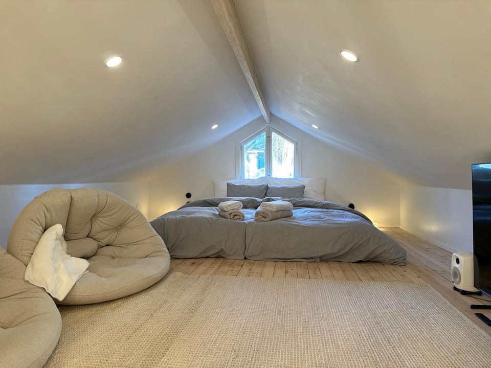 TV and multimedia, Photo of the whole room, Bedroom