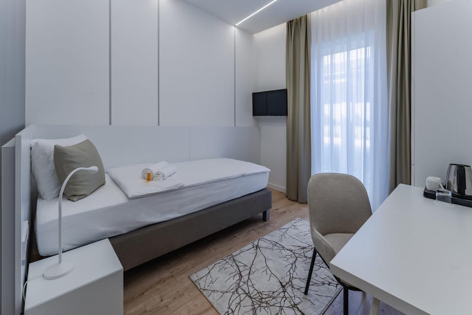 Bed, Seating area, Bedroom