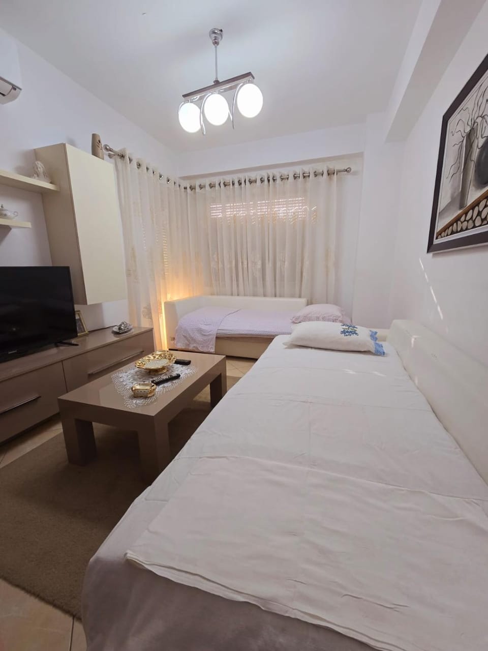 Bed, TV and multimedia, Photo of the whole room, Bedroom