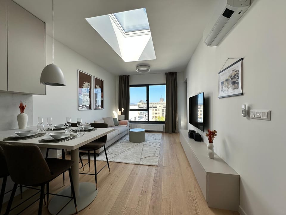 TV and multimedia, Living room, Seating area, Dining area