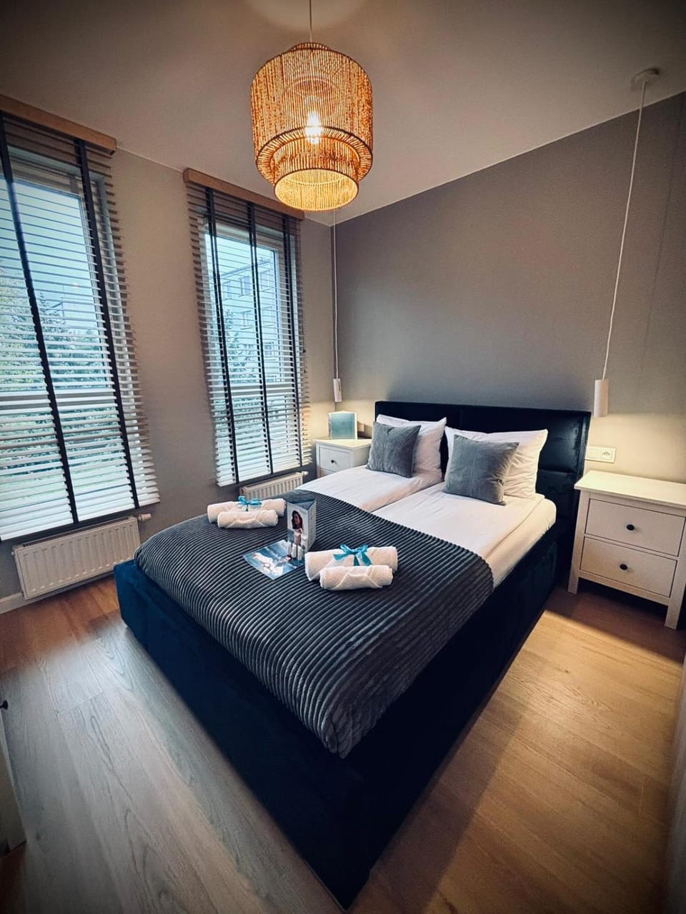 Bed, Bedroom, towels