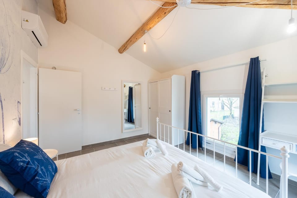 Bed, Bedroom, wardrobe, air conditioner