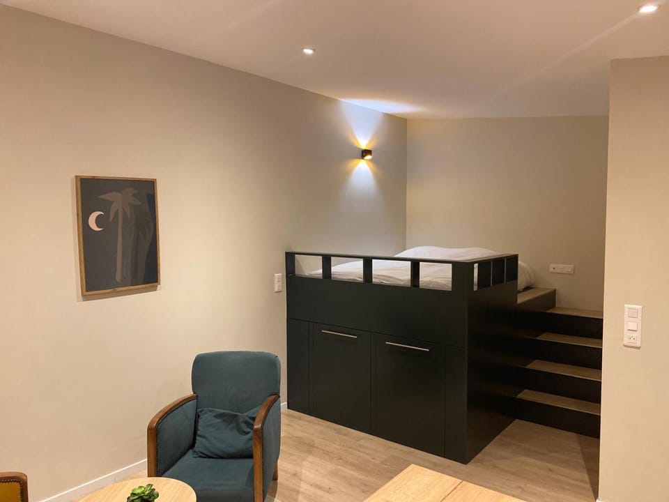 Bed, Photo of the whole room, Seating area, Bedroom