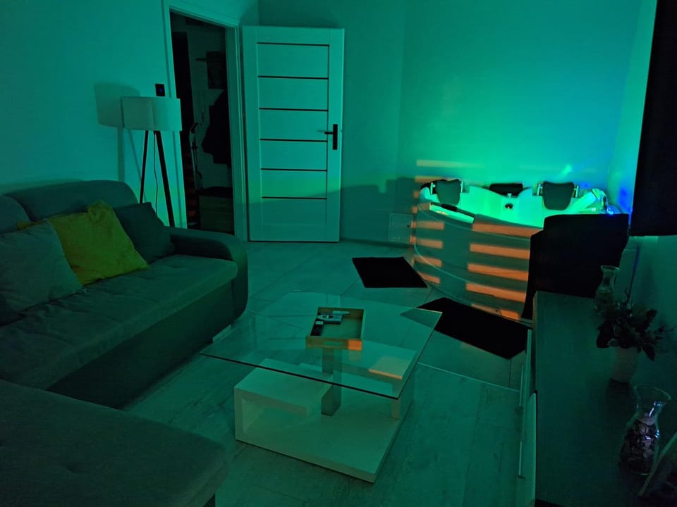 Hot Tub, TV and multimedia, Living room, Seating area