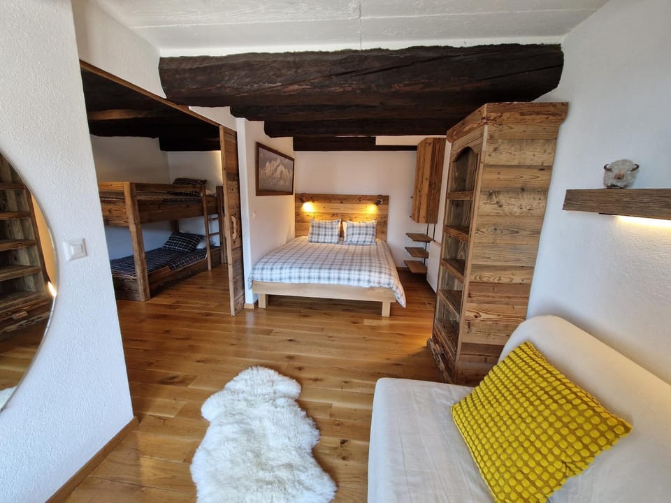 Bed, Photo of the whole room, Bedroom