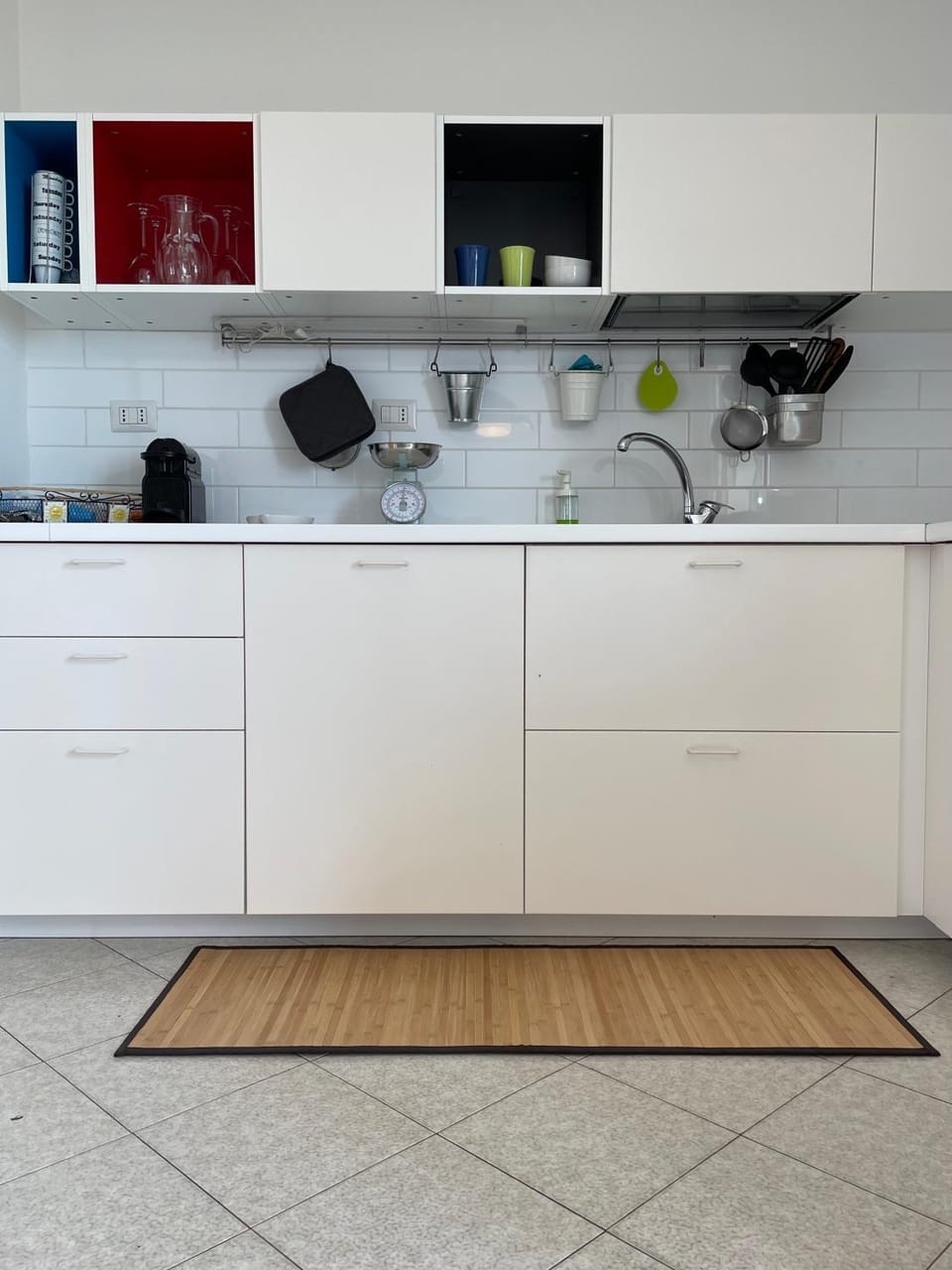 Kitchen or kitchenette, minibar