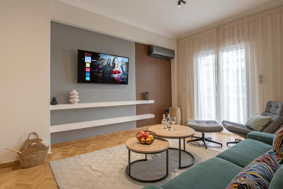 Communal lounge/ TV room, TV and multimedia, Living room, Seating area, Evening entertainment
