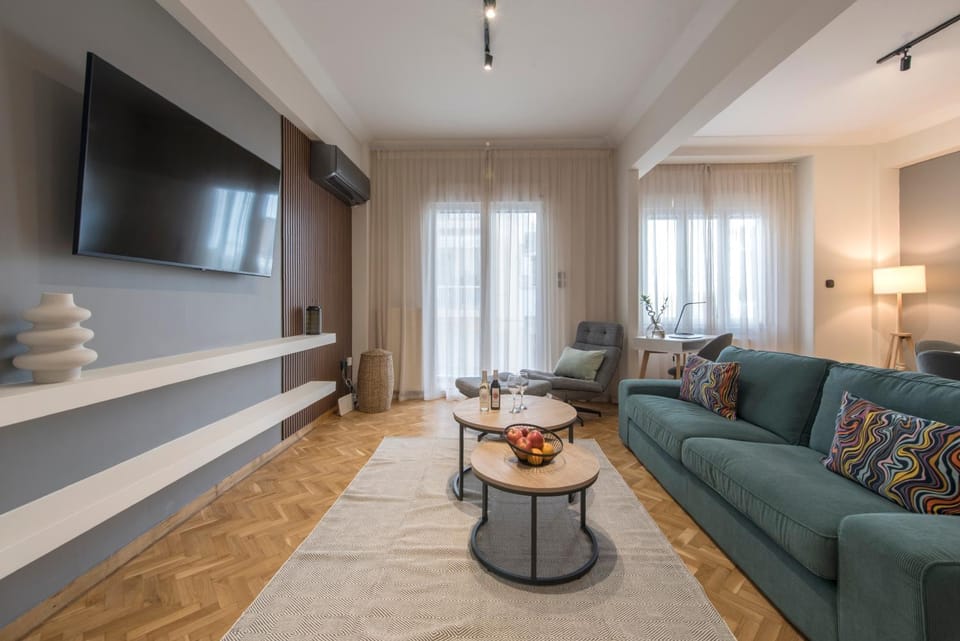 TV and multimedia, Living room, Seating area, Evening entertainment